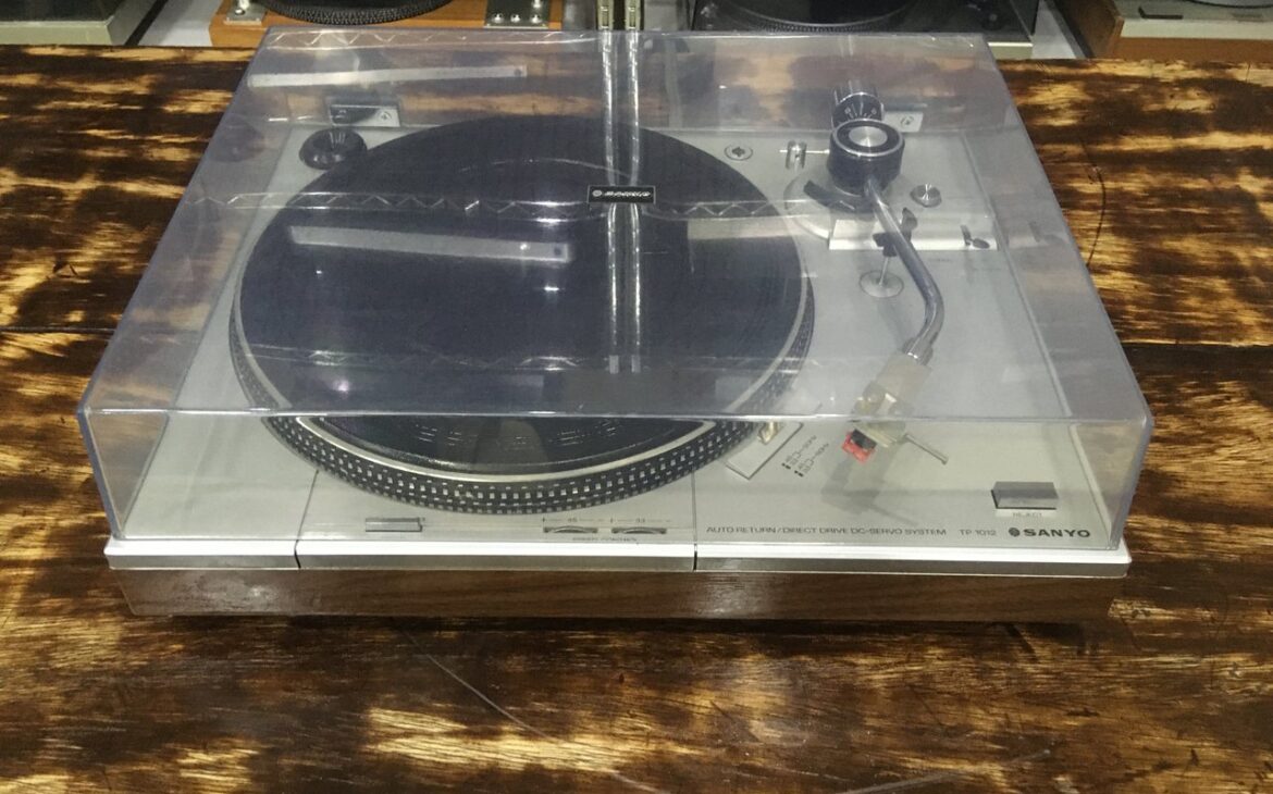 Toca Discos Sanyo TP-1012